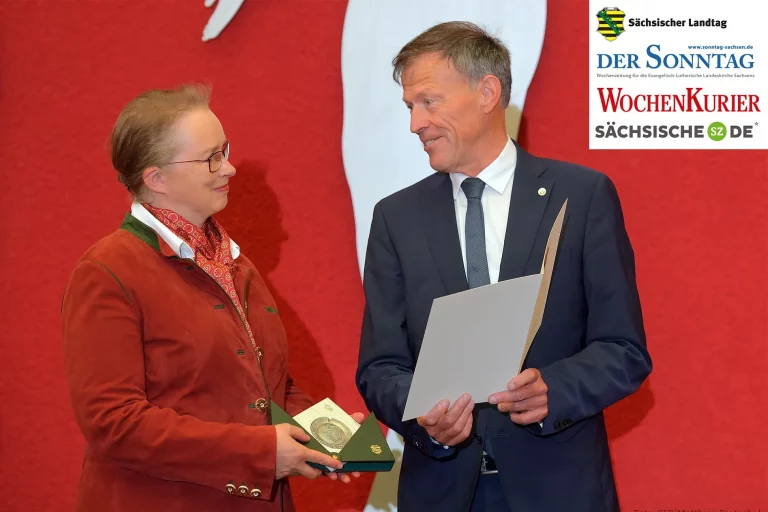 Landtagspräsident Dr. Matthias Rößler ehrt Bärbel Kemper mit Sächsischer Verfassungsmedaille. (Foto: SLT/Matthias Rietschel)