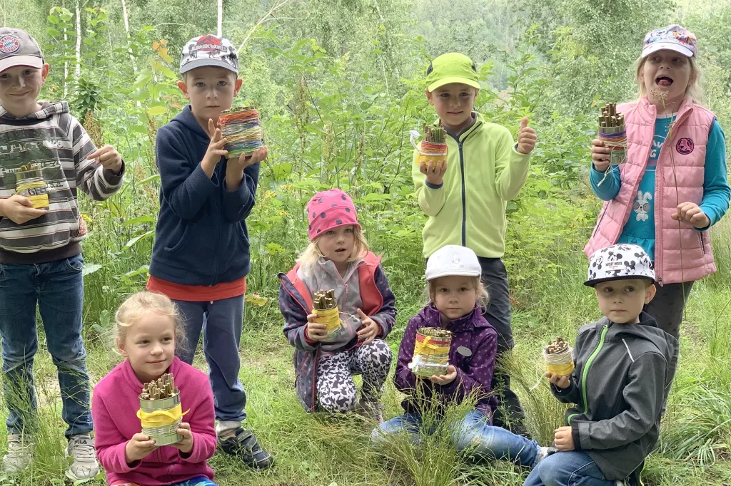 Die KiTa-Kids präsentieren ihre Insektenhotels!