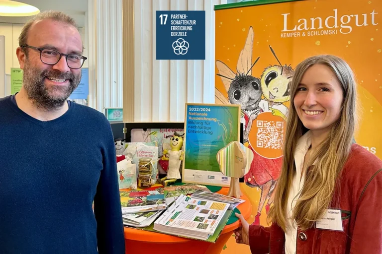 Anna-Karina Kemper am Infostand mit Prof. Dr. Remmer Sassen.