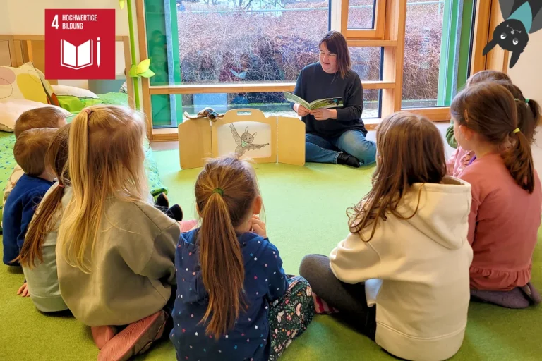 Eine Erzieherin liest Kindern vor.
