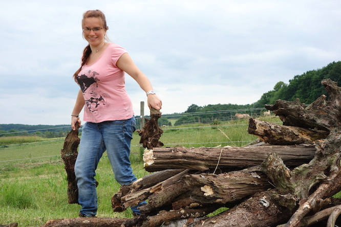 Anna errichtet einen Totholzhaufen auf der Streuobstwiese des LGKS