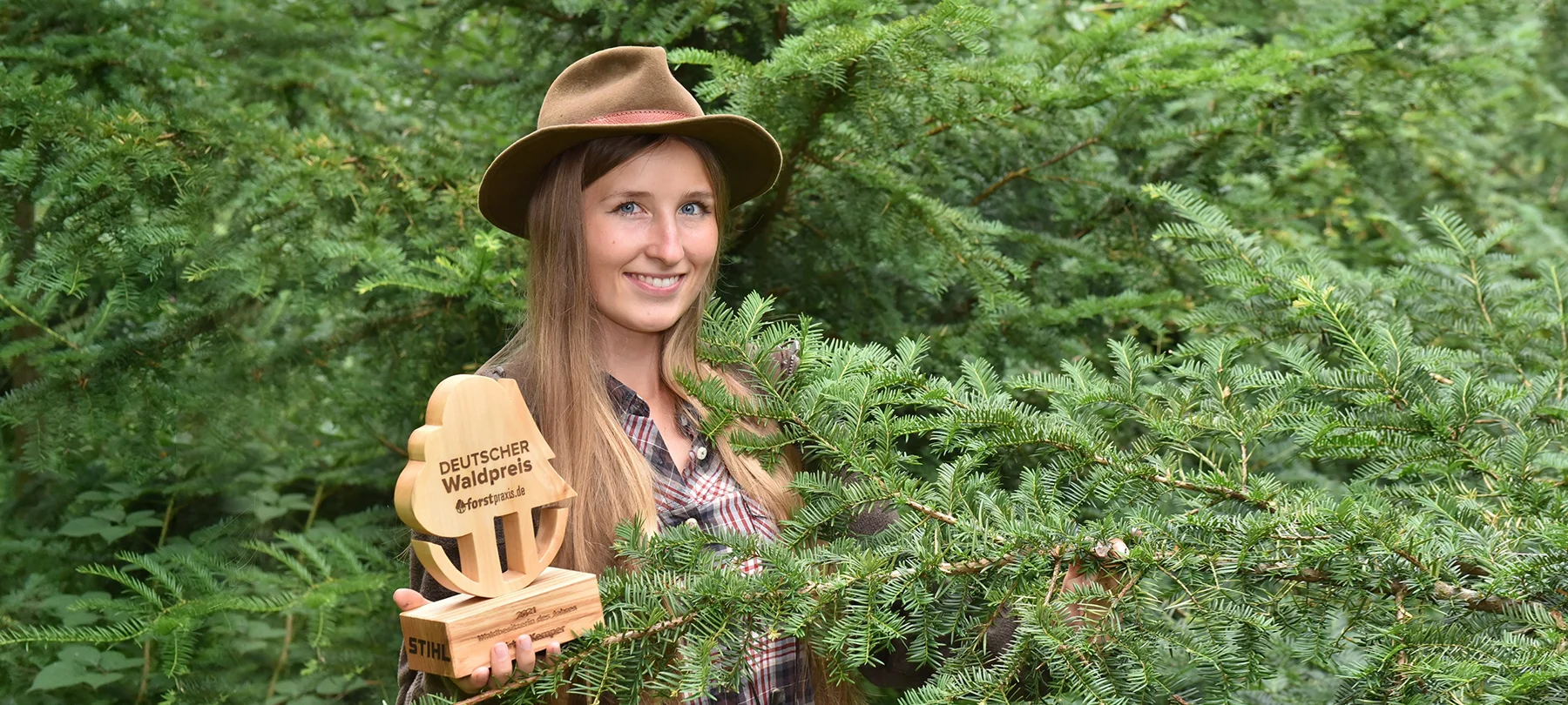 Anna-Karina Kemper mit der Holz-Trophäe zum DEUTSCHEN Waldpreis 2021.