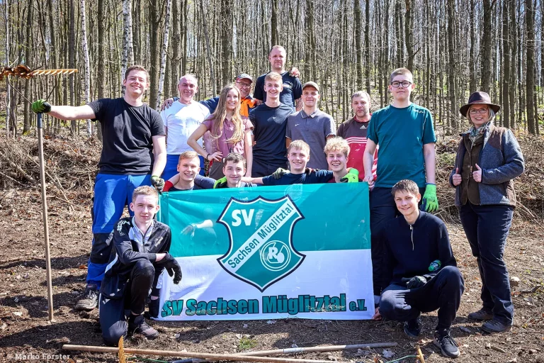 Die Jugend des SV Mügliztal e.V. besucht den Bienenwald, um eine Fläche von Reisig und Totholz zu befreien.