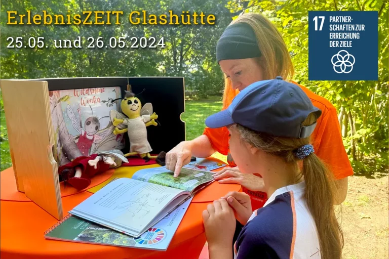 Zwei Personen schauen sich ein wissensreiches Kinderbuch an.