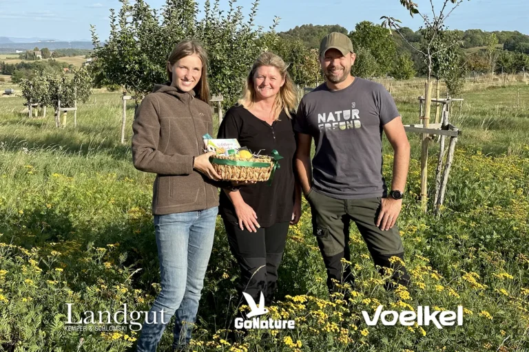 Anna-Karina überreicht Claudia und Oliver das Artenvielfaltspaket des LGKS.
