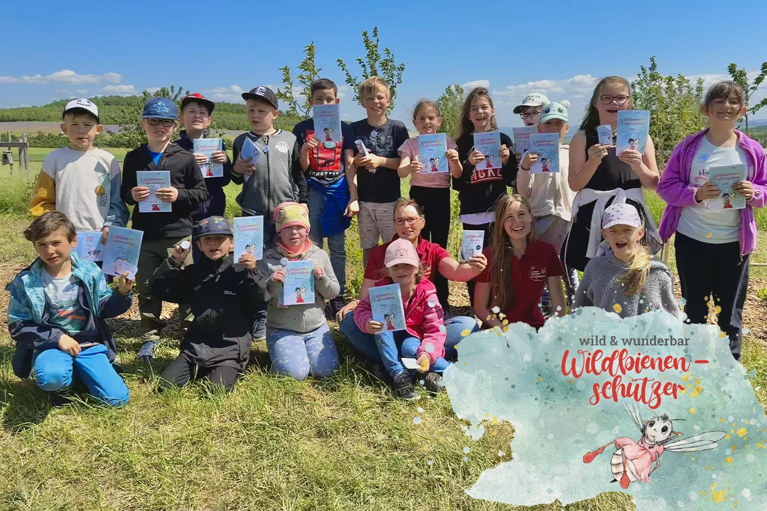 Gruppenbild mit Zweitklässlern und ihren Wildbienenführerscheinen