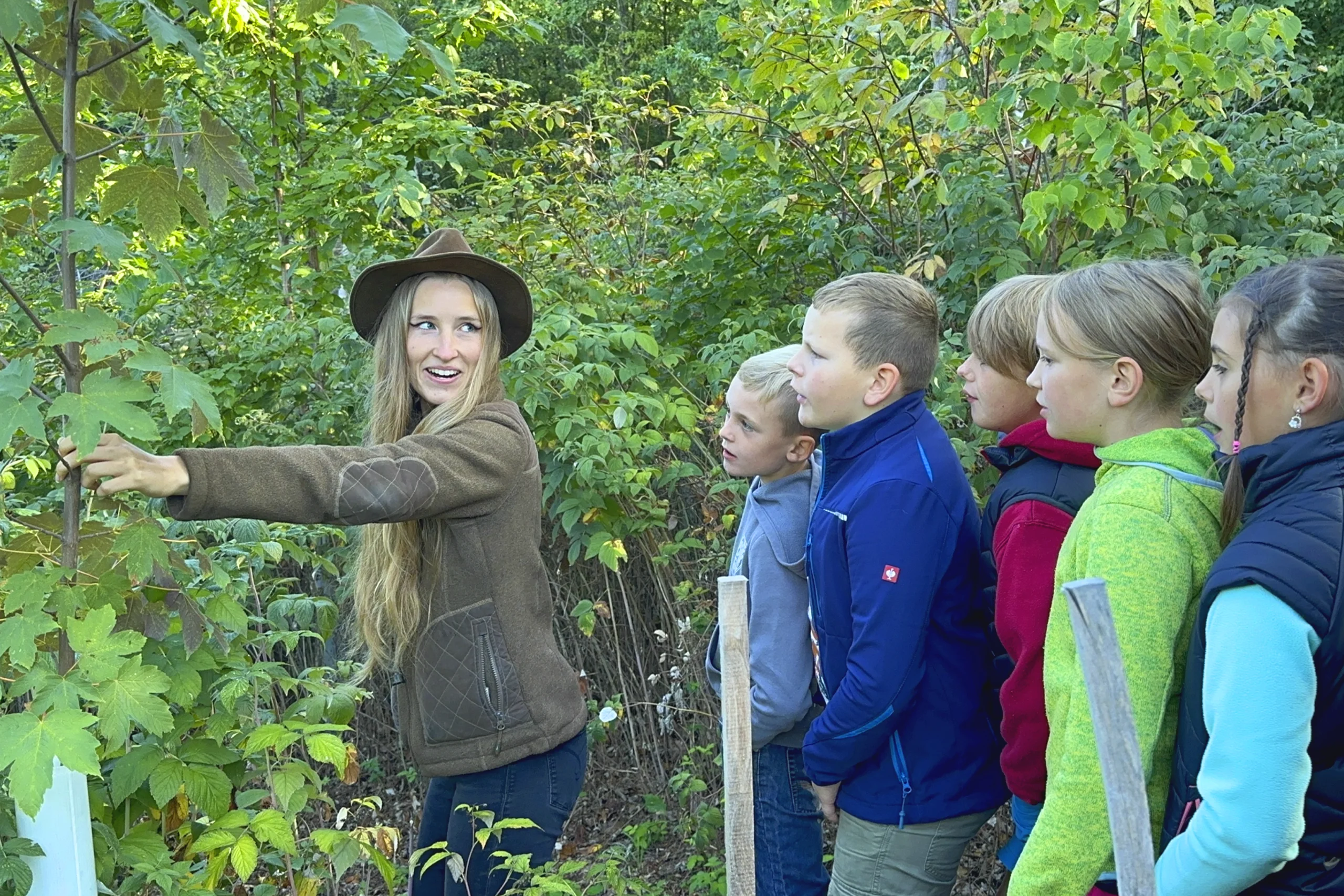 Anna-Karina Kemper mit Grundschülern im Bienenwald