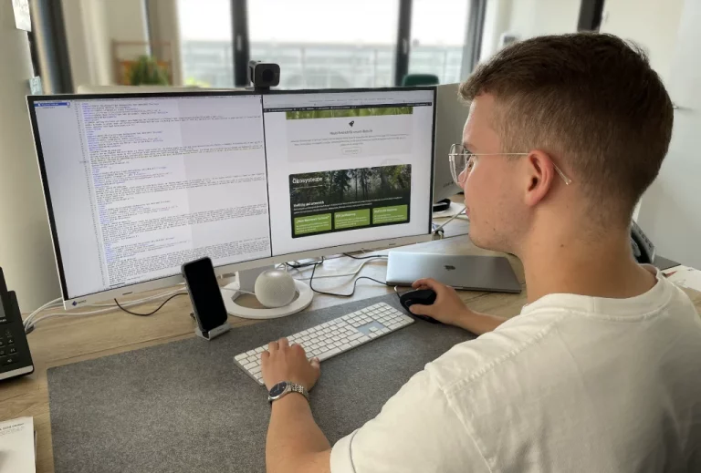 Justus Herrmann arbeitet an der Überarbeitung unserer Website.