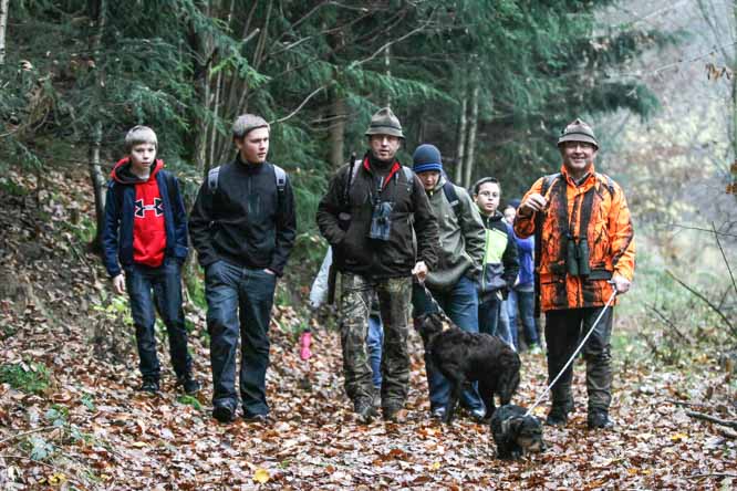 Auf dem Försterweg: Die Jäger Richard Schwald und Horst Unflath erklären den Schülern wie ein wildgerechter Wald aufgebaut sein sollte.
