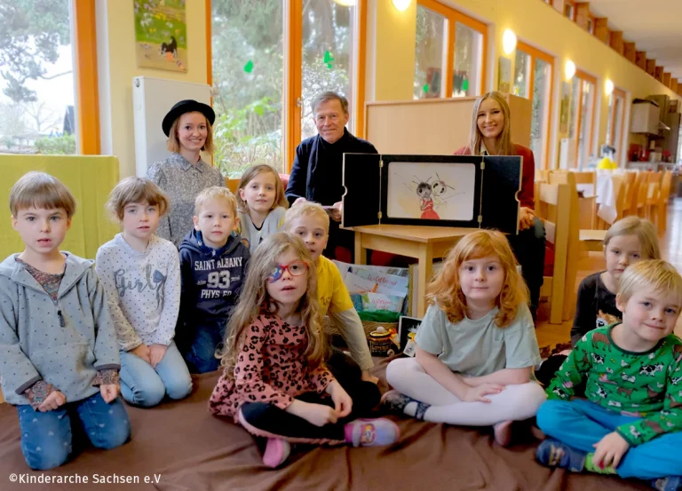 Anna-Karina, Maria Kühn und der Sächsische Landtagspräsident lesen in der Kita vor.