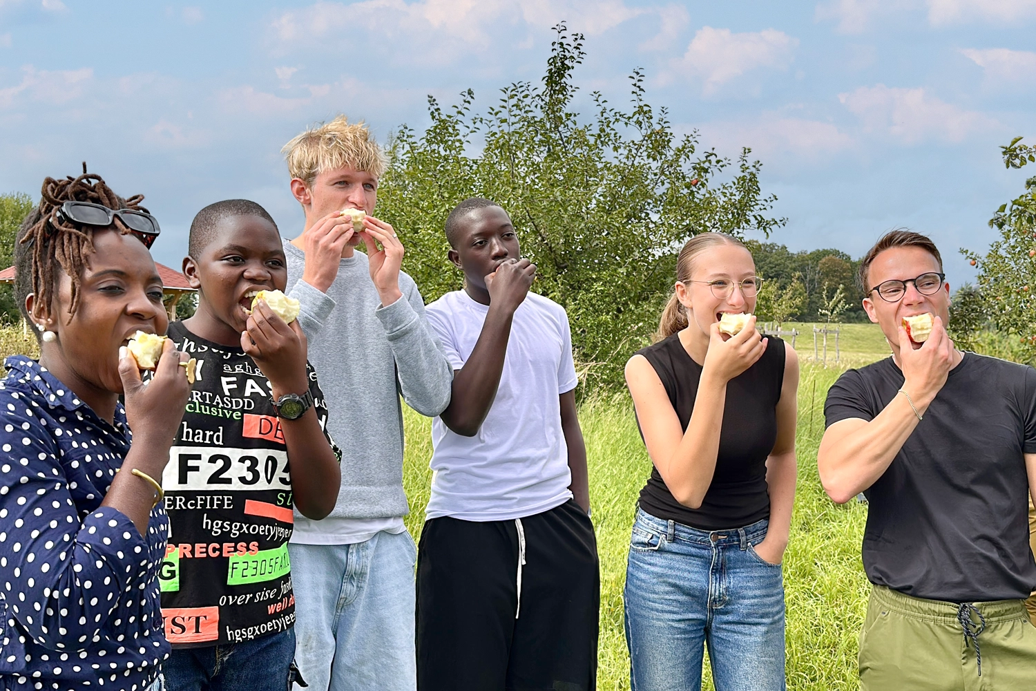 Einige bissen zum 1. Mal in einen Apfel – ein kulinarisches und kulturelles Erlebnis!