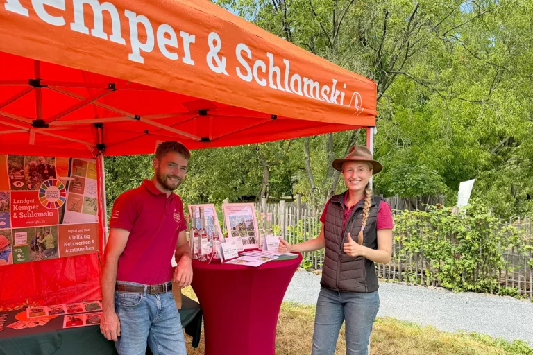 Am 16. August 2026 waren wir vom Landgut Kemper & Schlomski beim Sommerfest im Botanischen Garten der TU Dresden dabei. Bei sommerlichem Wetter nutzten zahlreiche kleine und große Besucherinnen und Besucher die Gelegenheit, an unserem Mitmachstand das Landgut und unsere Angebote näher kennenzulernen.