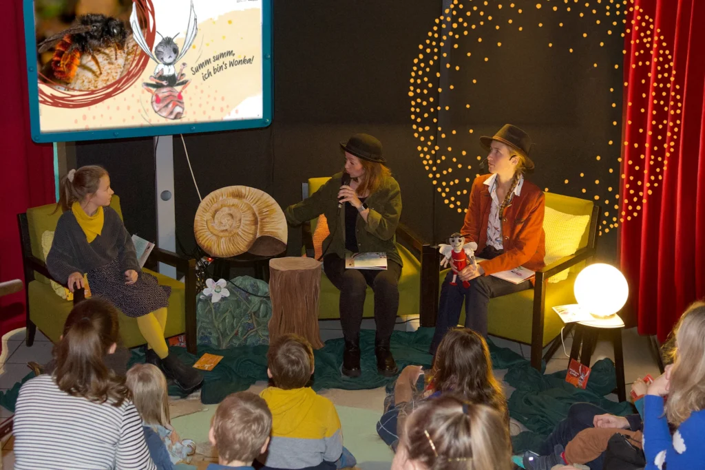 Anna-Karina Kemper, Maria Kühn und Lotta in den 3 Lesesesseln zur Kinderbuchlesung