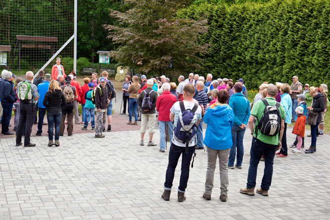 Startpunkt der Wanderung ist der Wanderparkplatz in Schlottwitz. Heidrun Göbel vom Schlottwitzer Heimalverein und Bärbel Kemper begrüßen die Wanderfreunde.
