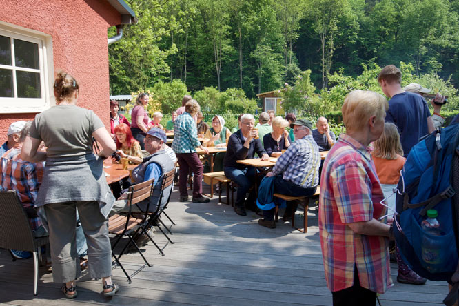 Zurück in Schlottwitz erwartet die Wanderer ein zünftiges Mittagsmahl mit Gegrilltem und Weesensteiner Fassbier.