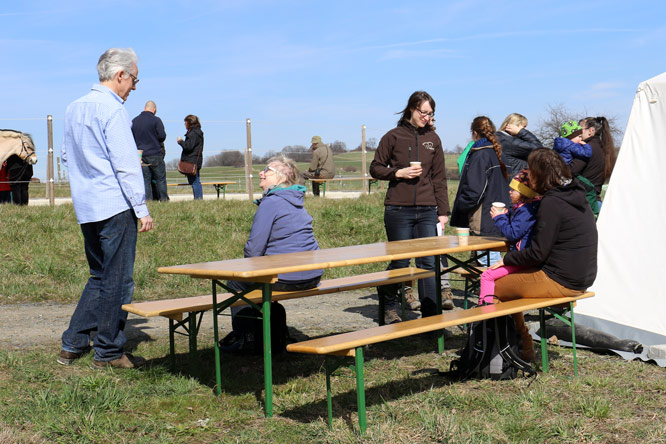 Während die Kinder reiten und basteln, bleibt für die Erwachsenen Zeit, sich bei Kaffee und Kuchen zu unterhalten.