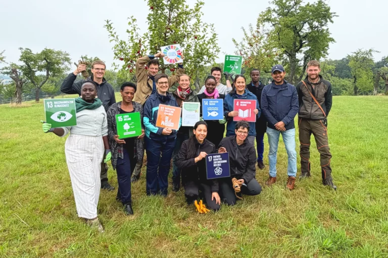 Das Team des Entwicklungspolitischen Netzwerkes Sachsen mit Anna-Karina Kemper auf der Streuobstwiese.