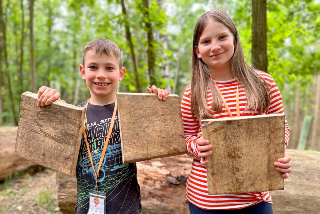 Auch das Erkennen verschiedener Holzarten und ihrer Besonderheiten wird bei der Natur-Olympiade vermittelt!