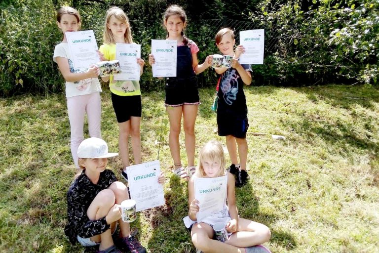 Ein erlebnisreiches GTA-Jahr geht zu Ende und die Streuobstkids freuen sich über ihre Entdecker-Urkunden