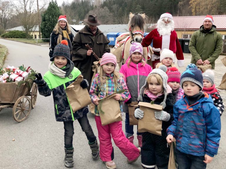 Gruppenfoto der Kinder der Grundschule Liebstadt mit dem Nikolaus