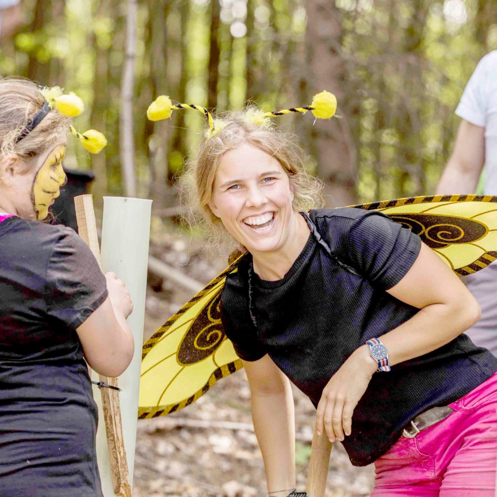 Als Biene verkleidete Helfer arbeiten im Bienenwald