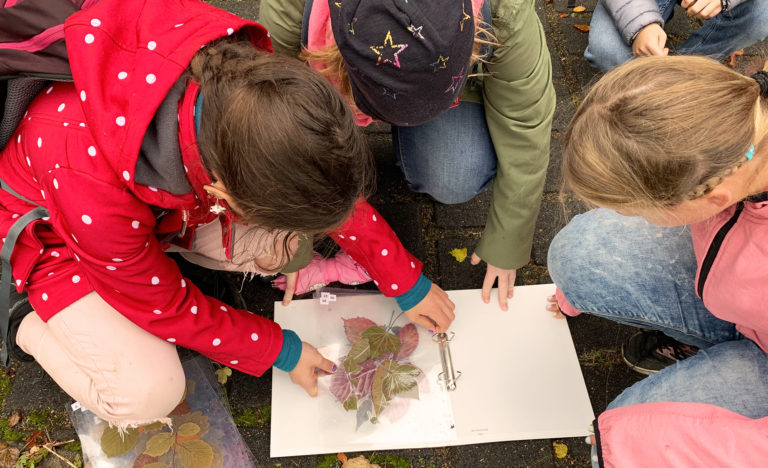 Regenreiche Exkursion mit der Grundschule Mühlbach